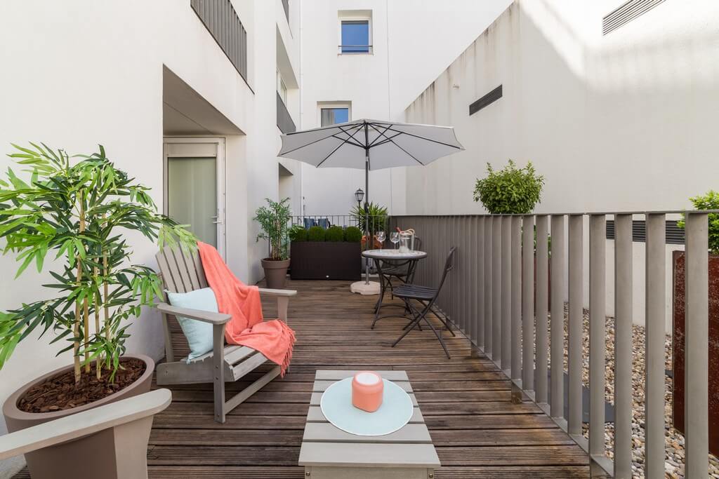 Apartment Balcony: 4 flooring ideas to give a makeover flooring - Apartment Balcony 4 flooring ideas to give a makeover Thumbnail - Apartment Balcony: 4 flooring ideas to give a makeover 