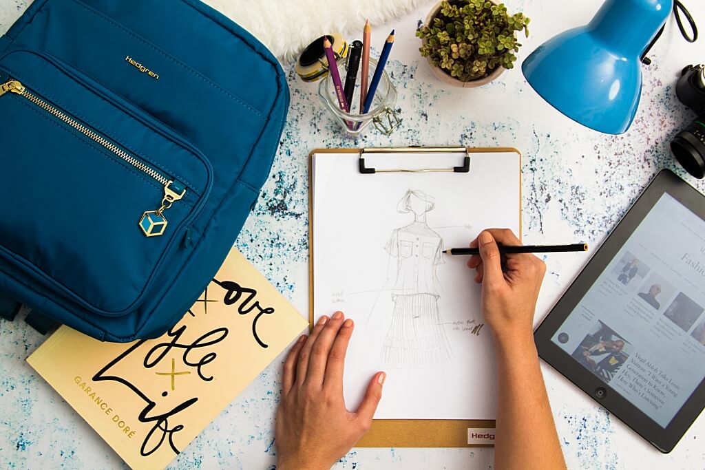 Fashion Design: What Should Be In Your Bag? fashion design - Fashion Design What Should Be In Your Bag Thumbnail - Fashion Design: What Should Be In Your Bag? 