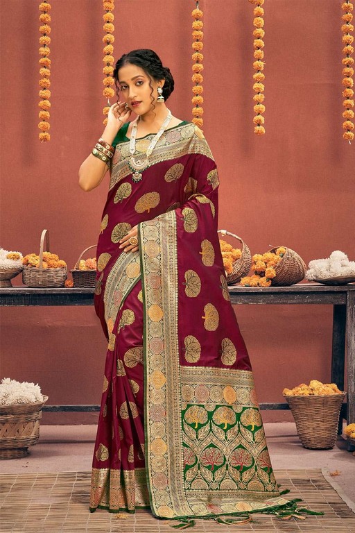 Banarasi Sarees A Timeless Treasure of Indian Textile (3) banarasi saree - Banarasi Sarees A Timeless Treasure of Indian Textile 3 - Banarasi Sarees: A Timeless Treasure of Indian Textile