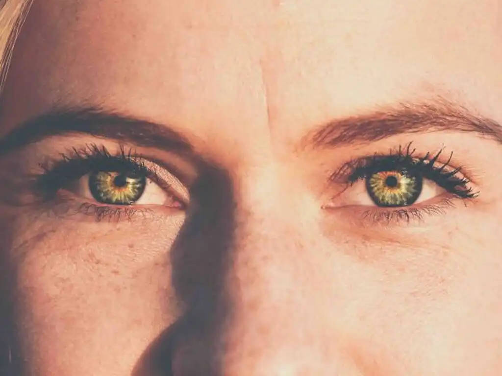 COLOURED CONTACT LENSES: EVERYTHING YOU NEED TO KNOW