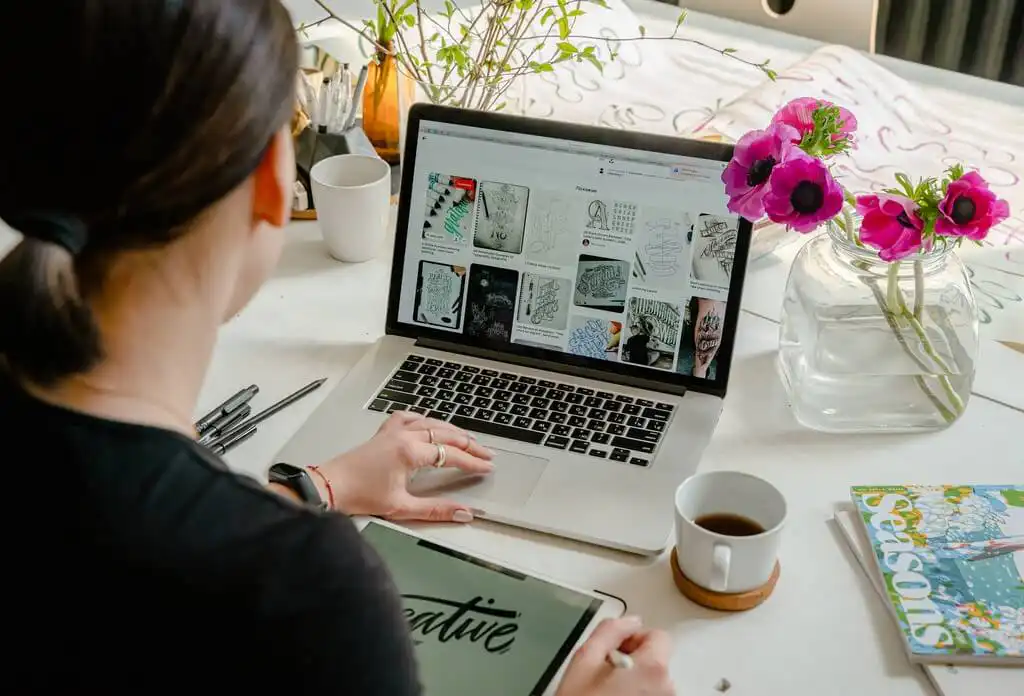 WHAT IS THE JOB ROLE OF A GRAPHIC DESIGNER?