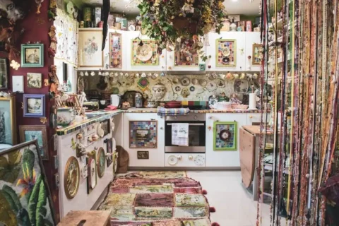 Features of maximalism in interior design