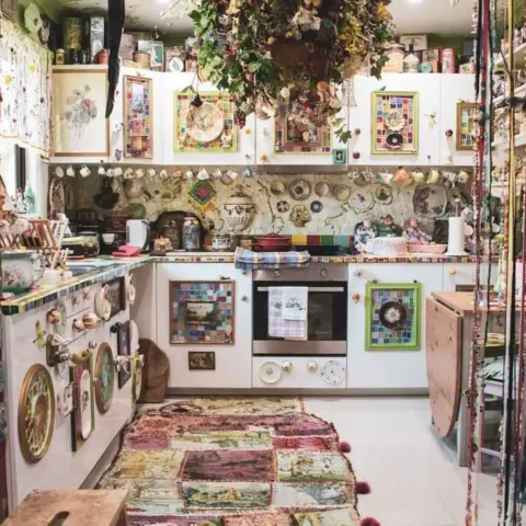 Features of maximalism in interior design
