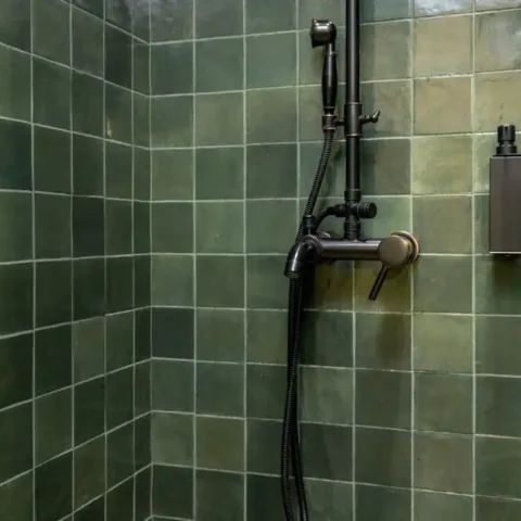 Tips for cleaning bathroom tiles using natural products