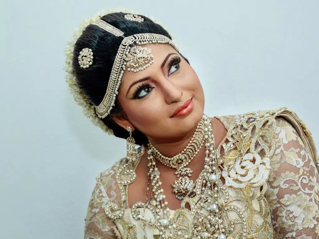 Bridal Hair Discover the Trendiest Hairstyles for Indian Brides (3) Bridal Hair Discover the Trendiest Hairstyles for Indian Brides (3)