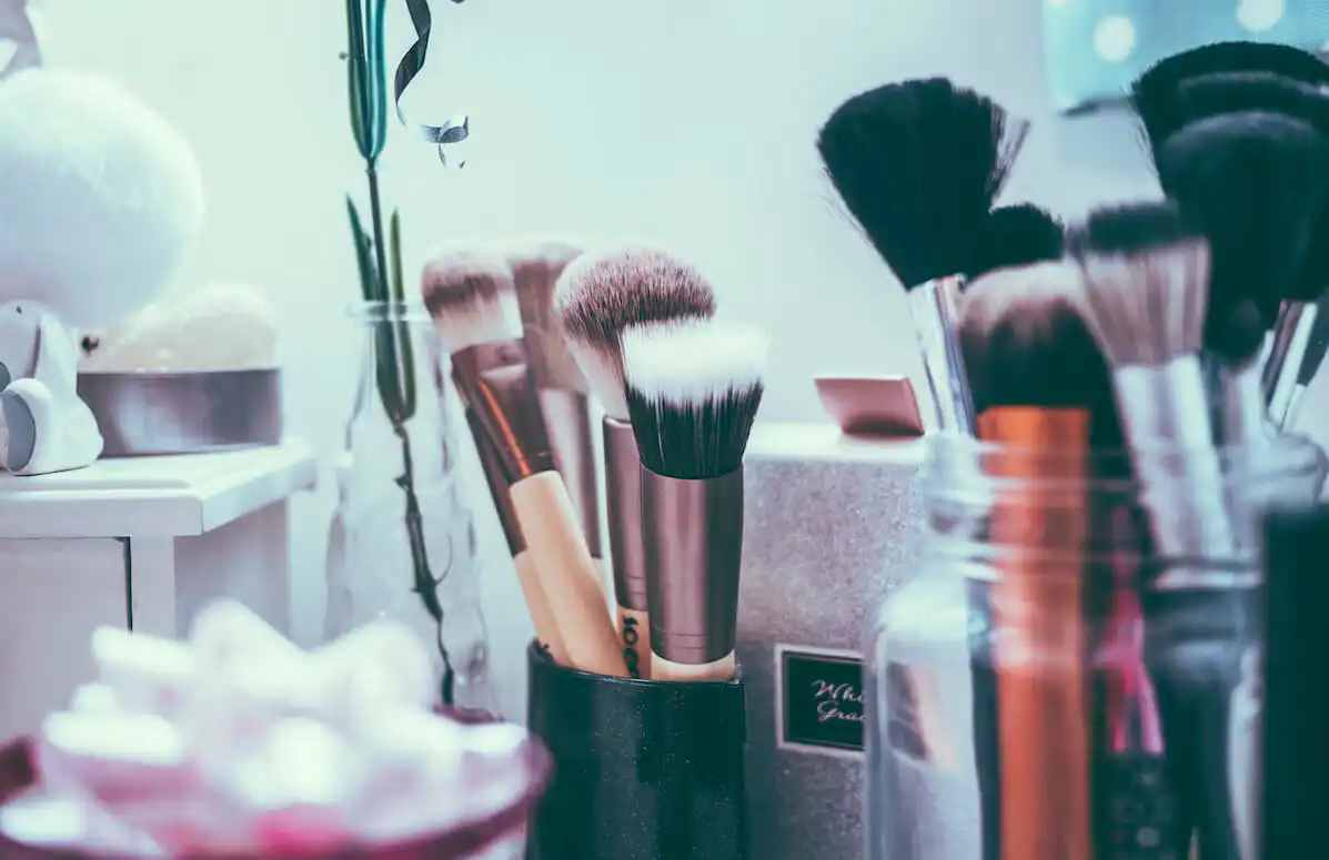 Makeup Artist Qualifications That Will Make You Successful (3) Makeup Artist Qualifications That Will Make You Successful (3)