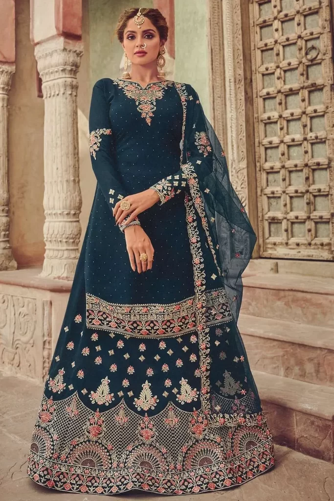 Traditional Eid Dresses The Role Of Attire In Eid Celebrations And Simple Eid Dress Ideas (7) Traditional Eid Dresses The Role Of Attire In Eid Celebrations And Simple Eid Dress Ideas (7)