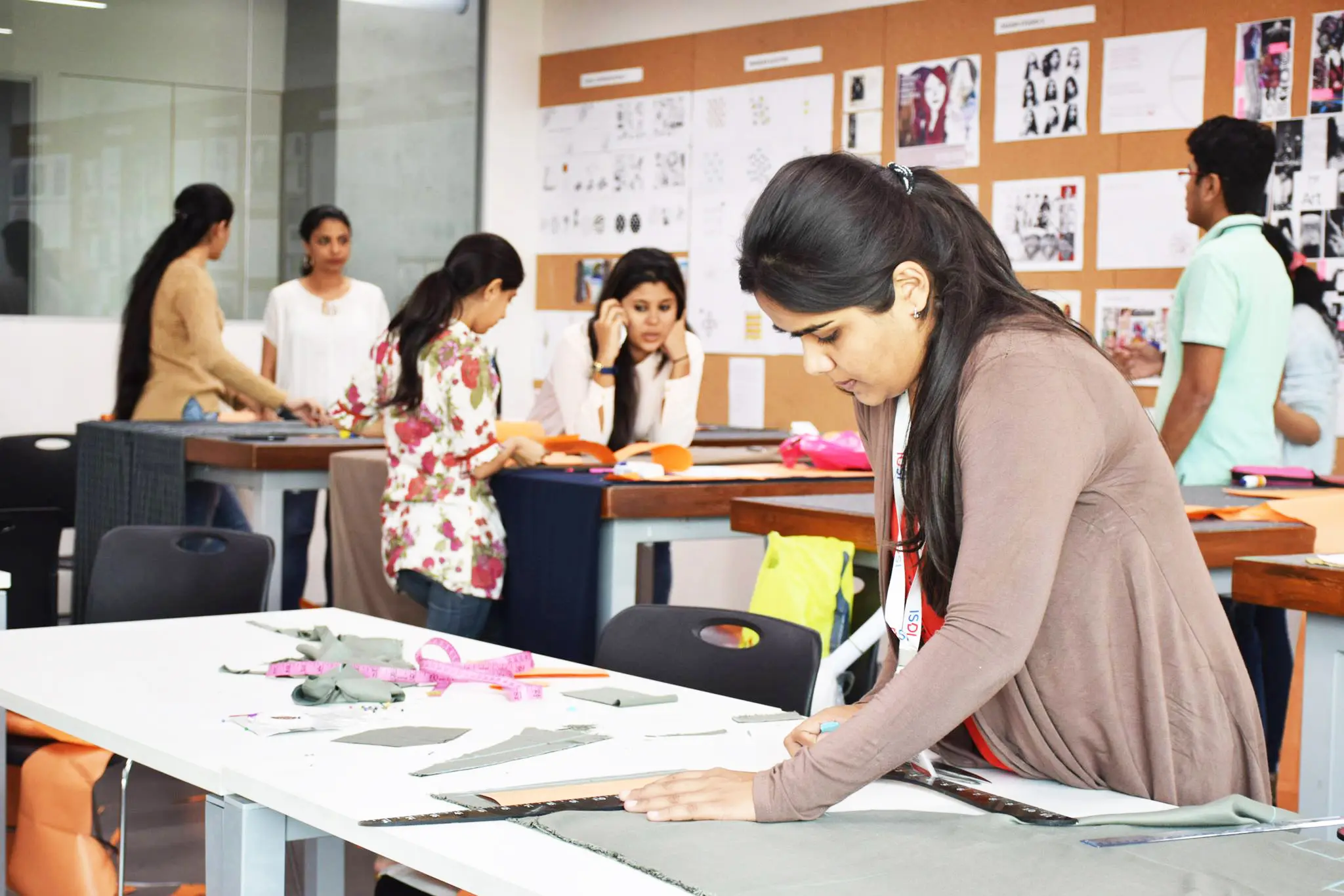 Fashion Entrepreneurship Empowering the Next Generation of Designers (2) Fashion Entrepreneurship Empowering the Next Generation of Designers