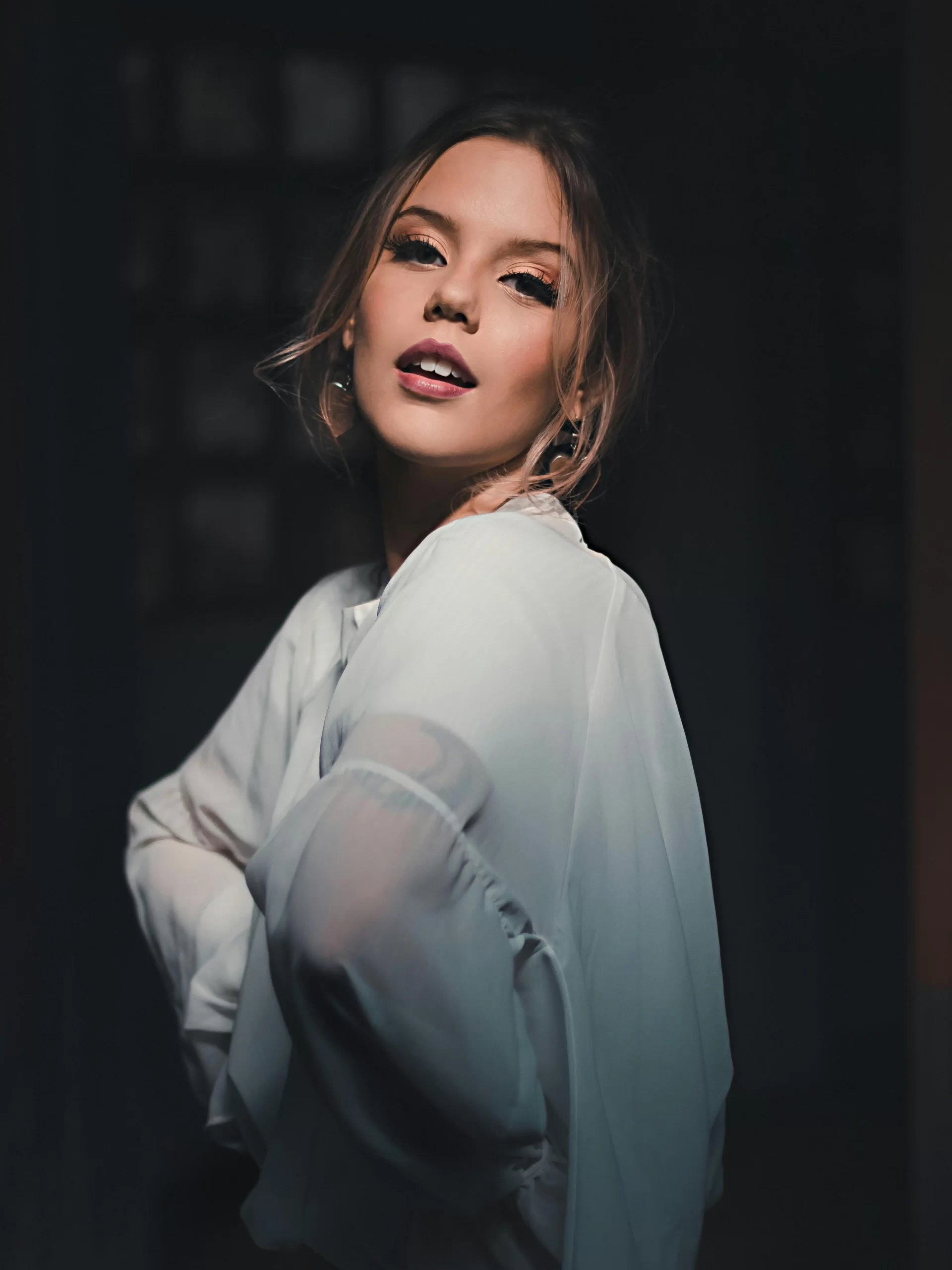 how-to-look-thinner-in-photos-jd-institute