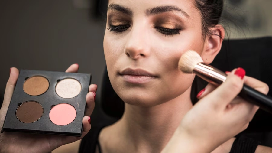 The Ultimate Guide to Best Makeup Techniques for Aspiring Artists (4) The Ultimate Guide to Best Makeup Techniques for Aspiring Artists