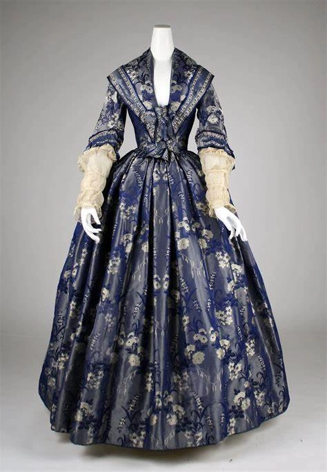 Types of gowns that women wore through all the centuries (1) Types of gowns that women wore through all the centuries