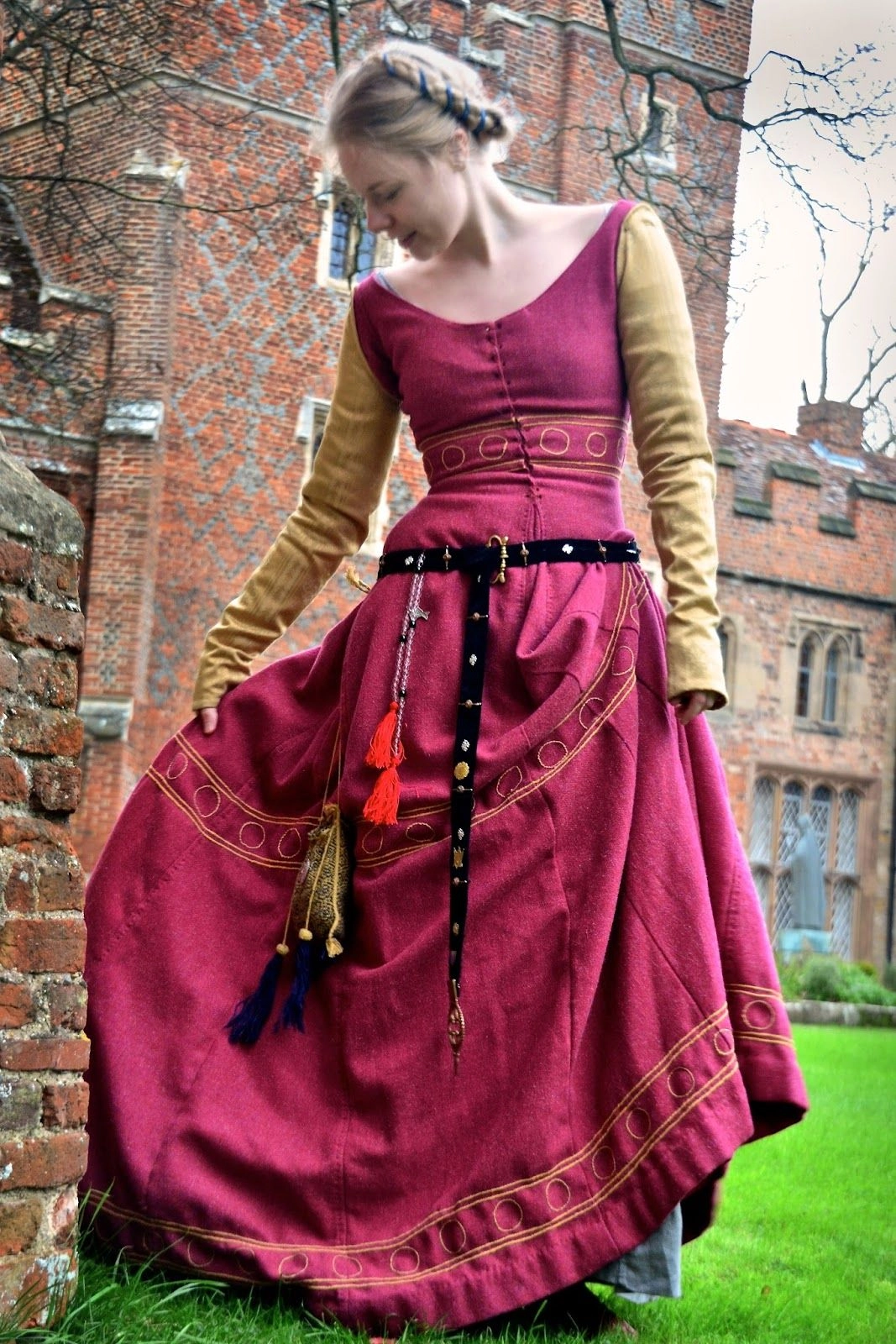Types of gowns that women wore through all the centuries (4) Types of gowns that women wore through all the centuries