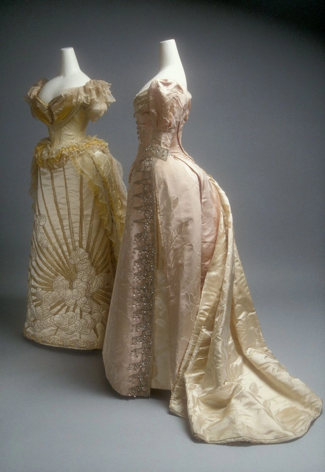 Types of gowns that women wore through all the centuries (6) Types of gowns that women wore through all the centuries