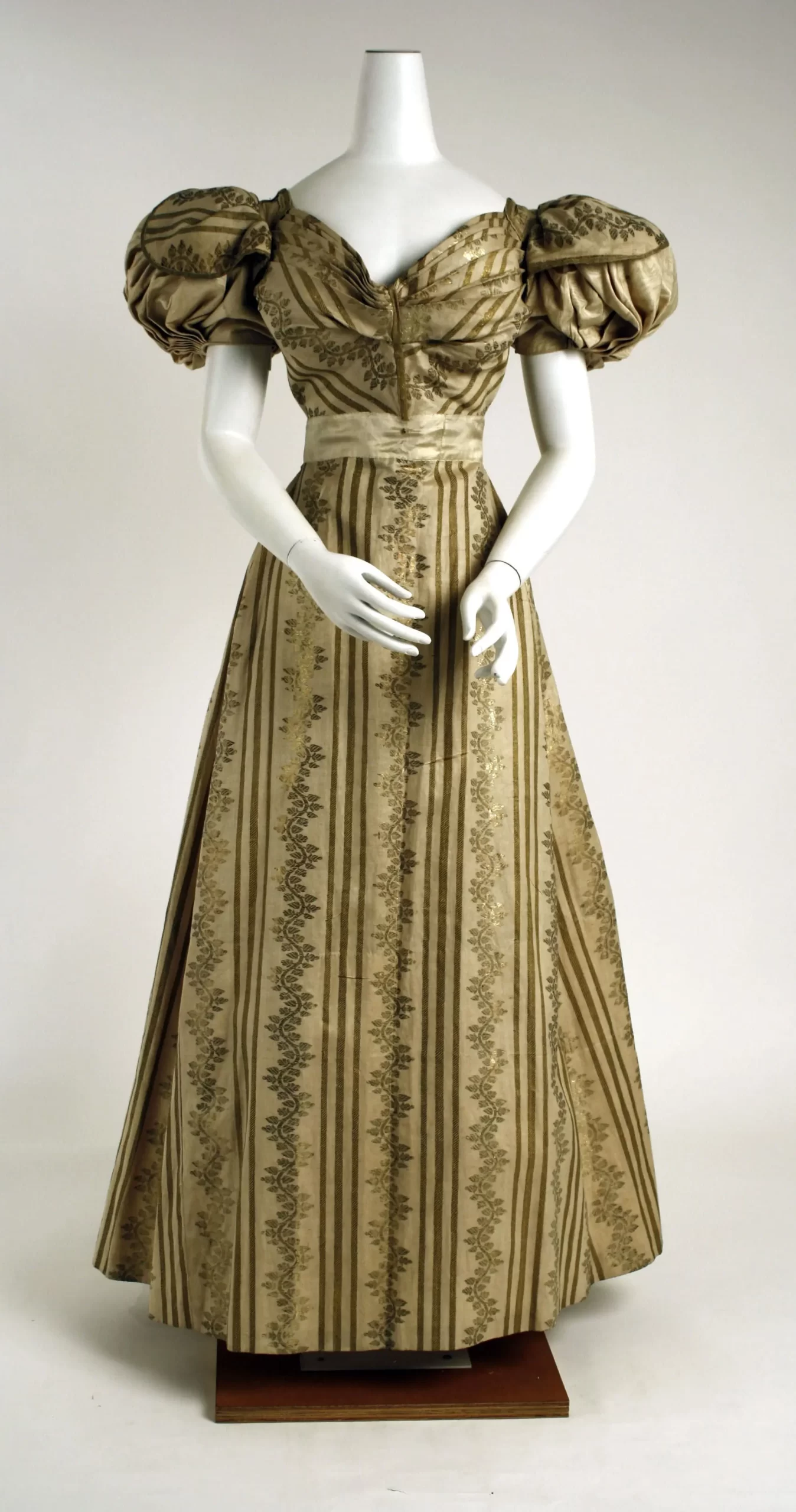 Why were the gowns made so big during victorian era (2) Why were the gowns made so big during victorian era