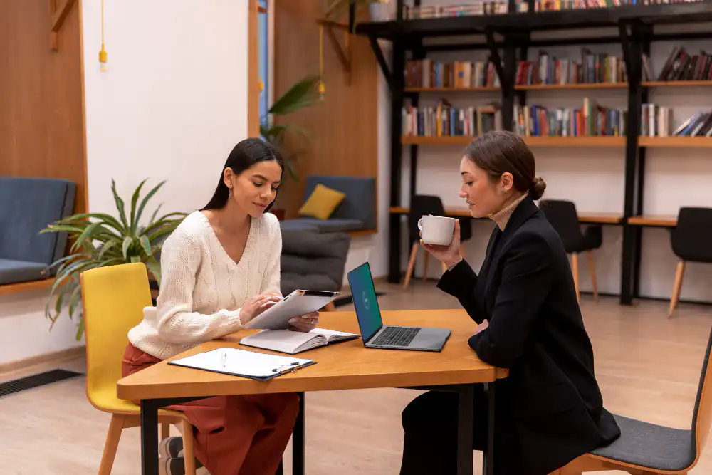 do fashion design institutes offer internships and job placements